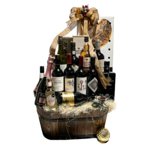 Canasta premium Una Noche Feliz con vinos tintos y blancos importados, gin London Dry, whisky Highland Queen, bebidas Fentimans y pata de jamón serrano reserva